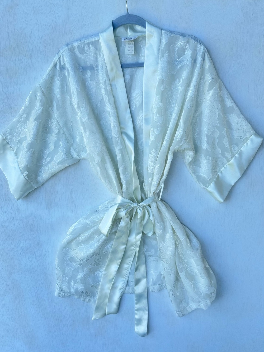 *VINTAGE IVORY DAMASK FLORAL PRINT SATIN ROBE* SIZE MEDIUM*